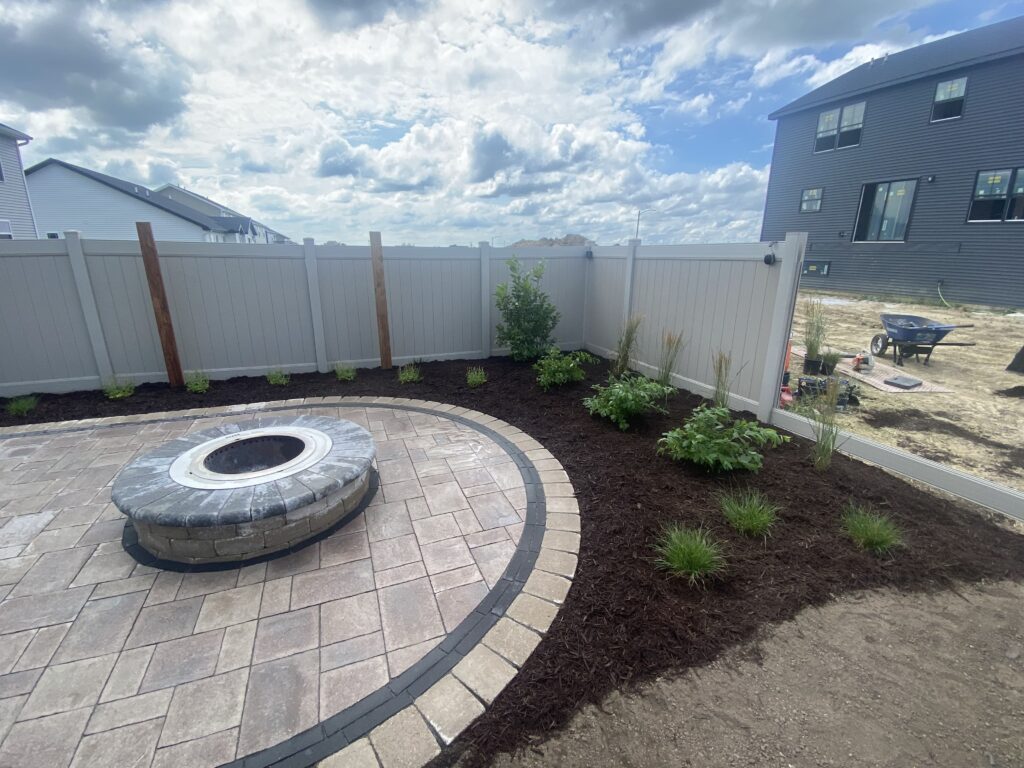 Enjoy outdoor living on Krueger Lawn and Landscaping's stone edged paver patio